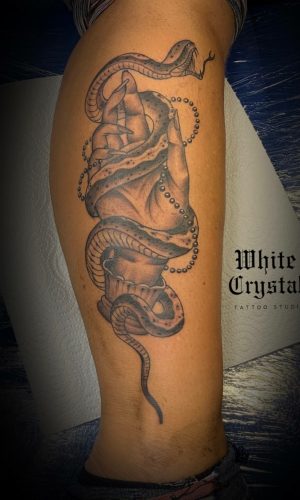 Hand mit Schlange Tattoo